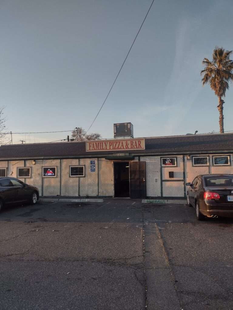 Family Pizza & Cocktail Lounge photo 6